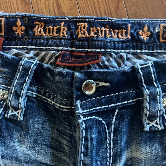 Rock Revival Crop Jeans - Picture 3 of 6